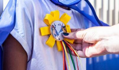 Kind krijgt medaille opgespeld