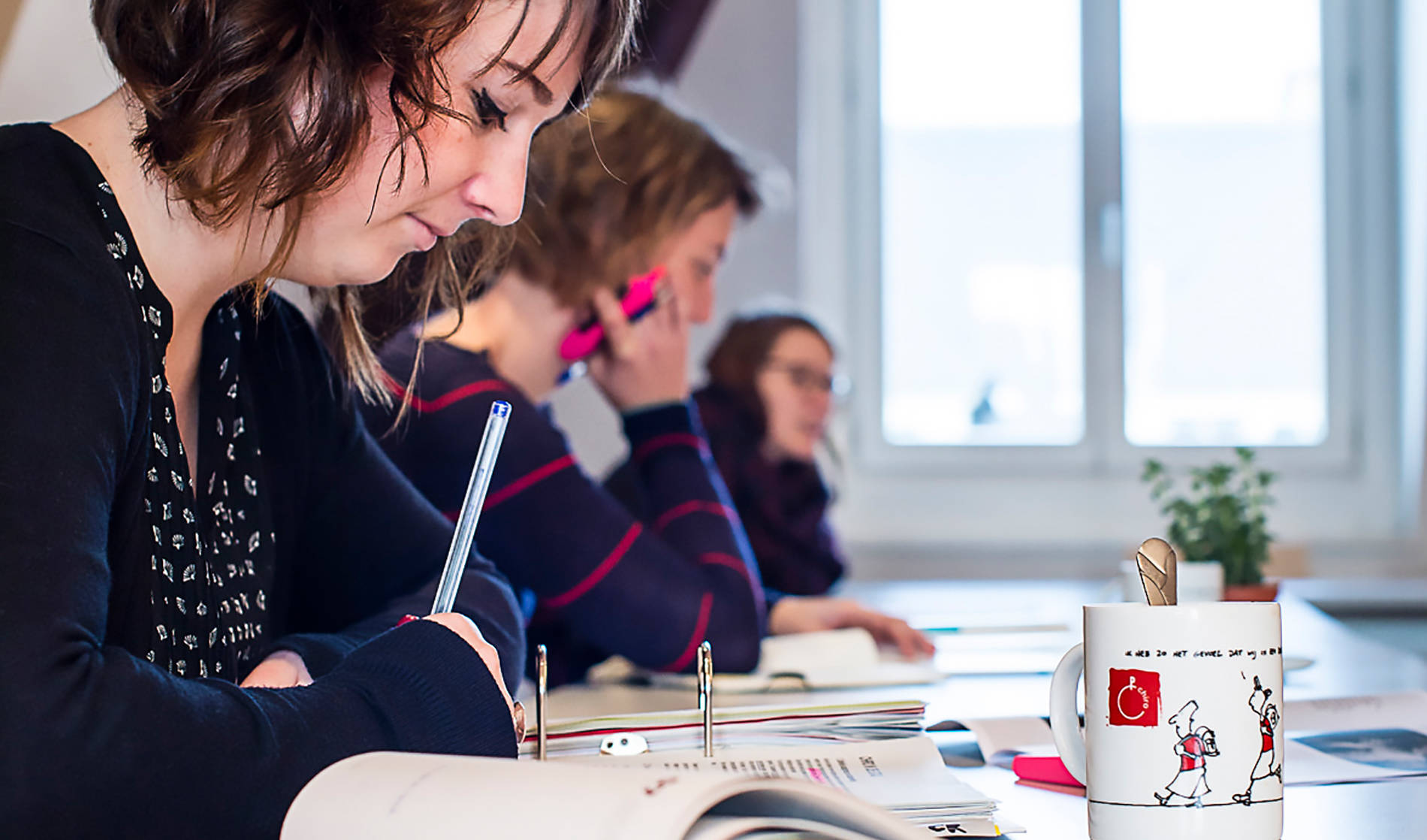 Drie personen die samen studeren
